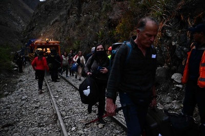 反政府デモで足止めの観光客4500人、出国開始 ペルー