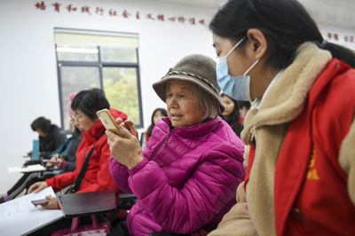 スマホ中毒の老人たち 中国