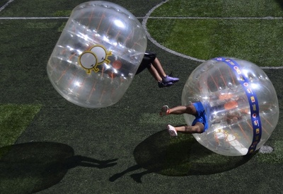 距離感が難しい？「バブルサッカー」