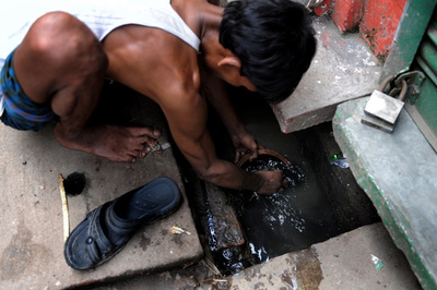 バングラの女性教師、児童に下水飲ませた疑い 予習怠った罰で