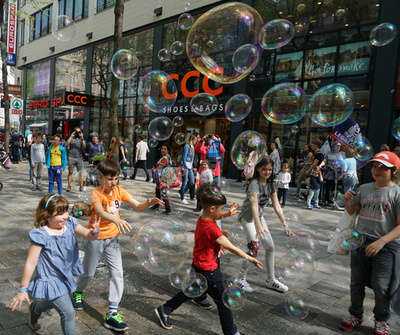 「パパの月」 育児休暇をすべての父親に、オーストリアで高まる声