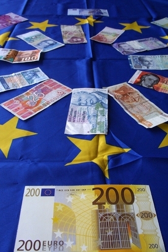 登校途中に拾った200万円を友人たちに大盤振る舞い、ドイツ