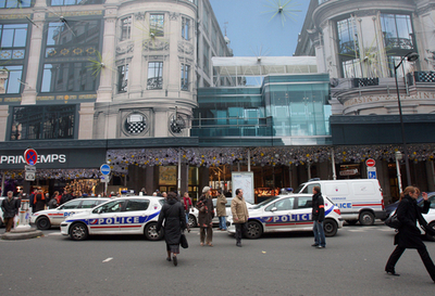 パリのプランタン百貨店で爆発物騒ぎ　
