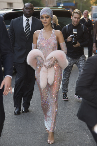 リアーナ、グラミー賞授賞式で着用したドレスは「ネットで一目ぼれ」