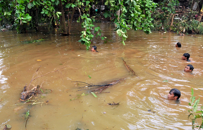 インドネシアのダム決壊、死者77人に 100人が行方不明
