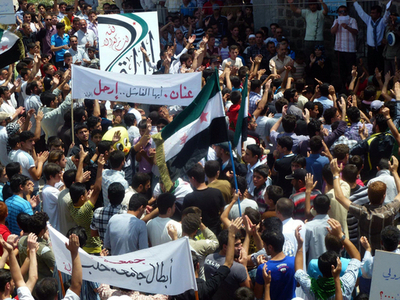 シリア政府軍が中部の町を砲撃、子ども25人含む90人死亡 NGO報告