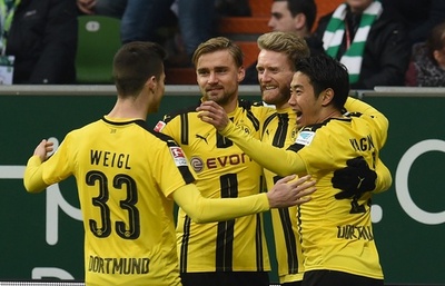 ドルトムント、10人の相手に苦戦もリーグ再開初戦を制す