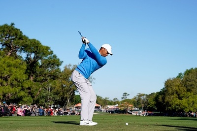 ウッズが2位タイ浮上、コナーズは首位維持 バルスパー選手権