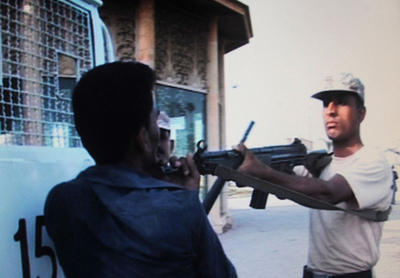 命乞いする男性を兵士が射殺、映像がテレビに パキスタン