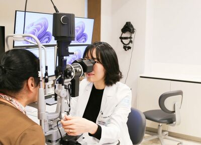 原因不明の頭痛、実は「伏せスマホ」が影響？…韓国で呼びかけられる「緑内障リスク」