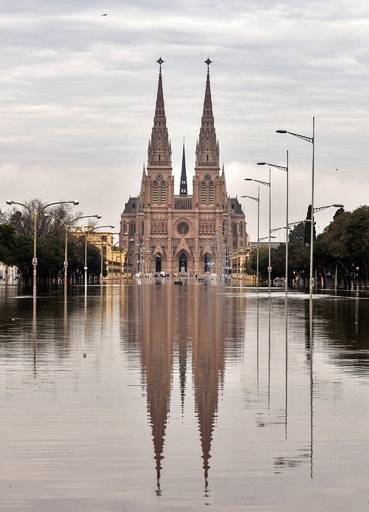 アルゼンチン各地で洪水、3人が死亡、1万人以上が避難