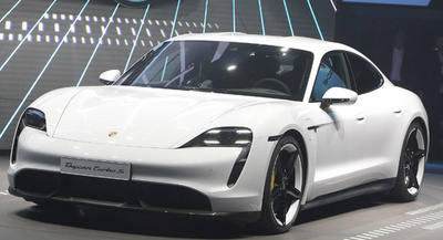 ポルシェ、25年までに生産台数50％超を電気自動車に テスラに対抗