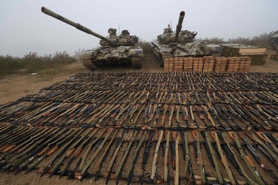 アゼルバイジャン、ナゴルノカラバフで鹵獲の兵器公開