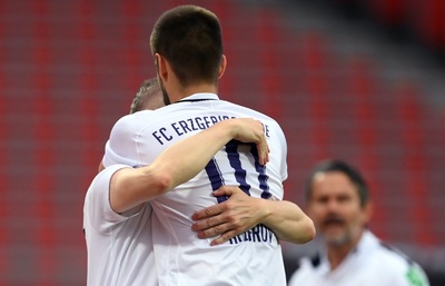 独2部選手が感染防止策を無視してハグ、理由は「命救ってくれた」