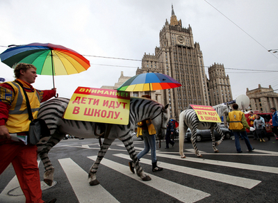 シマウマ色に塗った馬で交通安全イベント、動物愛護団体からは非難も