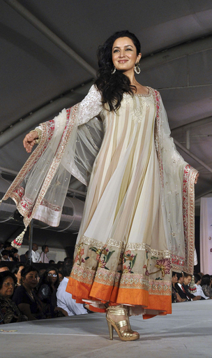 ボリウッドスターら、がん患者支援チャリティ・ファッションショーに出演