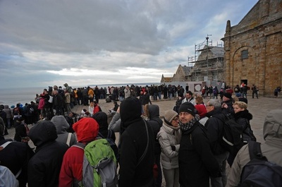 仏モンサンミッシェルに「世紀の大潮」、過去最多の3万人