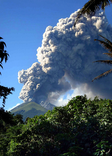 インドネシア東部ガムコノラ山で噴火の兆候、周辺住民約3000人が避難