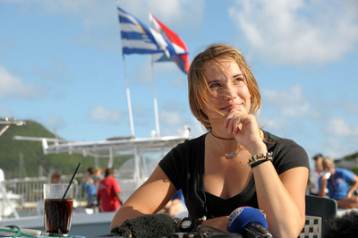 オランダの16歳少女、単独世界一周航海を達成