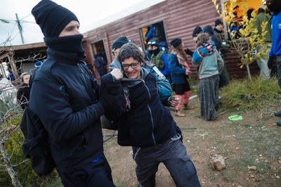 無断入植地の撤去で衝突、ユダヤ人入植者とイスラエル警察