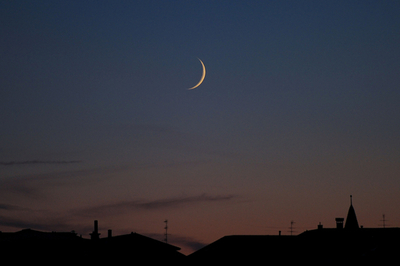 触ったら切れそう？スイスの村に浮かぶ月