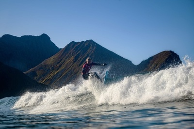 北極圏で「いい波」に乗る、サーフィン大会に約30人 ノルウェー