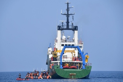 インドネシア機墜落、ブラックボックスの信号探知 機体発見「近い」