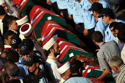 トルコ連続爆発事件、犠牲者の葬儀行われる