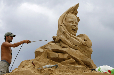 ドイツで砂の彫刻展開幕
