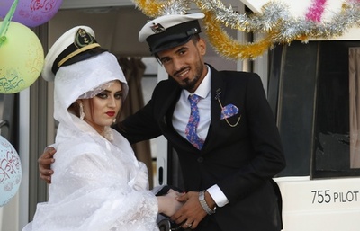 素晴らしい思い出をもう一度、イラン・イラク戦争後初の水上結婚式