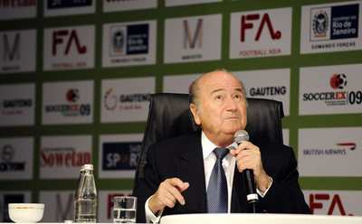 ブラッター会長 W杯で副審の追加配置を検討