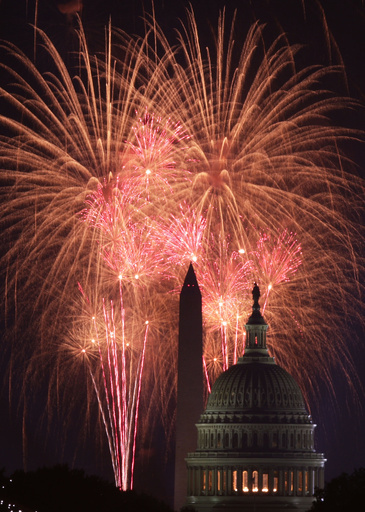 米独立記念日、夜空を彩った花火