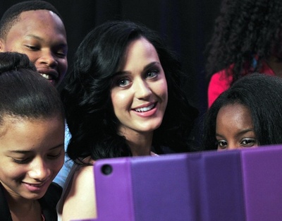 ユニセフ新大使、ケイティ・ペリーが語るツイッターの「力」