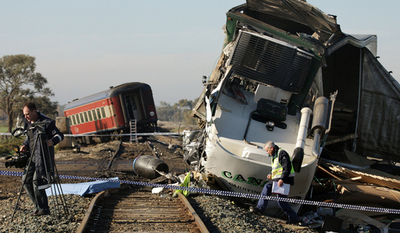 列車とトラックの衝突事故、11人の遺体回収作業難航