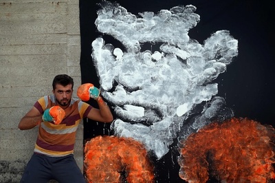 打て、殴れ！ ボクシンググローブでモハメド・アリ描く