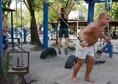 屋外ジムで筋トレ、廃材を利用したトレーニングマシーンも ウクライナ