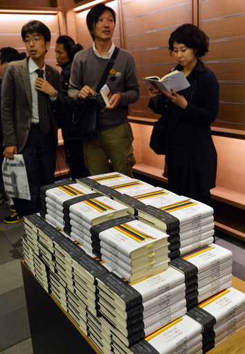 村上春樹さんの新作が発売、書店に長蛇の列