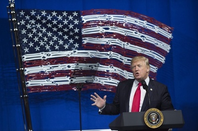 トランプ氏、就労ビザ厳格化の大統領令に署名 米製品購入も促す