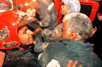 モロッコでモスクの尖塔が倒壊、死者多数