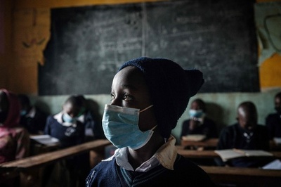 【今日の1枚】瞳に学ぶ意欲、ケニアで学校再開