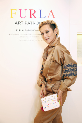 ローラや夏木マリら参加、「フルラ」のカスタムバッグがチャリティに