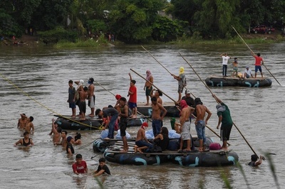 メキシコ、米国を目指す女性と子ども数十人の入国認める いかだで川渡る人たちも