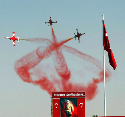 トルコ空軍、戦勝記念日にアクロバット飛行