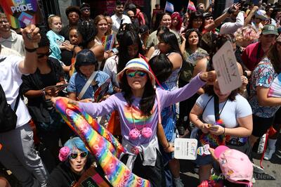 性別「X」表記のパスポート、発行再開を命令 米連邦地裁判事