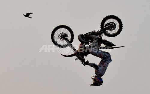 宙を舞うモトクロス インドで Fmx イベント 写真13枚 ファッション ニュースならmode Press Powered By Afpbb News