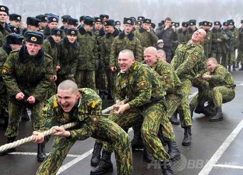 祖国防衛軍の日 祝い力比べ ベラルーシ特殊部隊 写真6枚 ファッション ニュースならmode Press Powered By Afpbb News