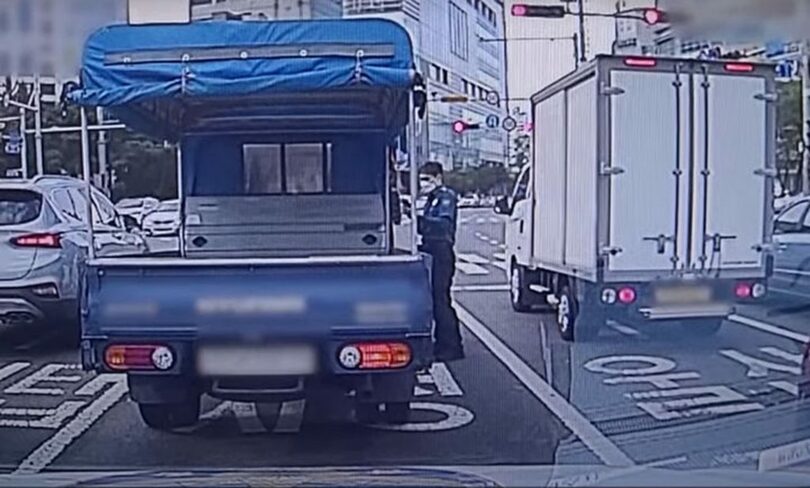 パトロール中に警察が摘発した罰金滞納4億4000万ウォンのトラック＝警察庁ユーチューブ「大韓民国警察庁」(c)NEWSIS