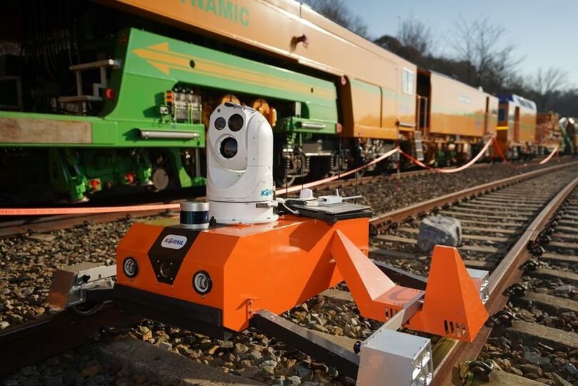 落石や障害物などの異常の有無を点検するKORAILの線路自律走行ロボット=韓国鉄道公社提供(c)news1