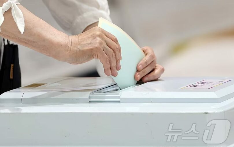 3日、ソウル市江南区の中学校に設けられた投票所(c)news1