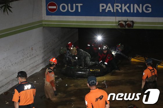 6日午後、慶尚北道浦項のマンション地下駐車場で捜索を続ける軍と消防当局(c)news1